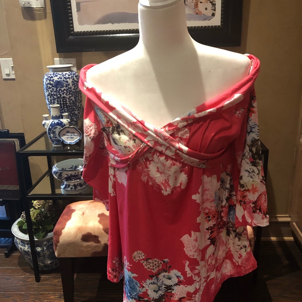 New with tags pink floral top in large - Picture 3 of 3
